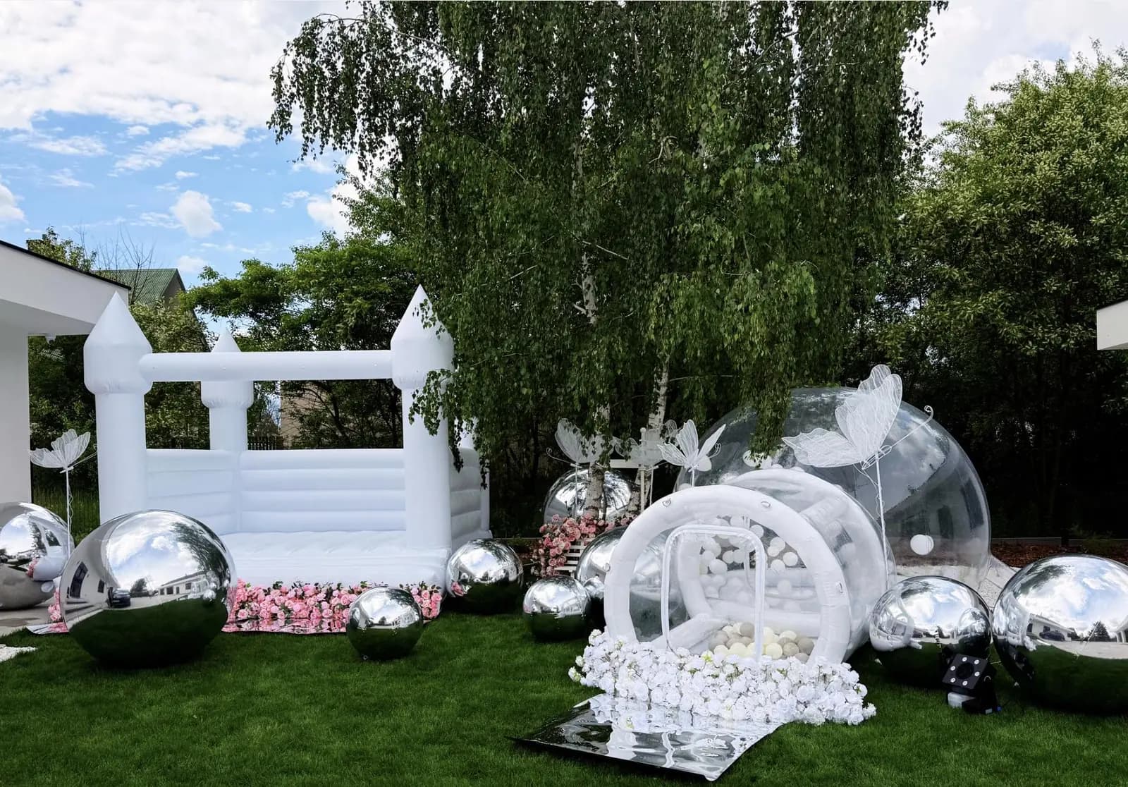 Elegancka realizacja Królestwa Marzeń z białymi atrakcjami eventowymi
